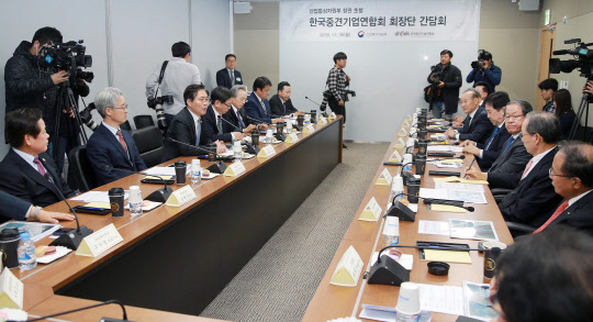 성윤모 산업통상자원부 장관(왼쪽 세번째)이 26일 서울 마포구 상장회사회관에서 강호갑 중견기업연합회장 등 중견기업인들과 간담회를 갖고 있다.  <산업통상자원부 장관>